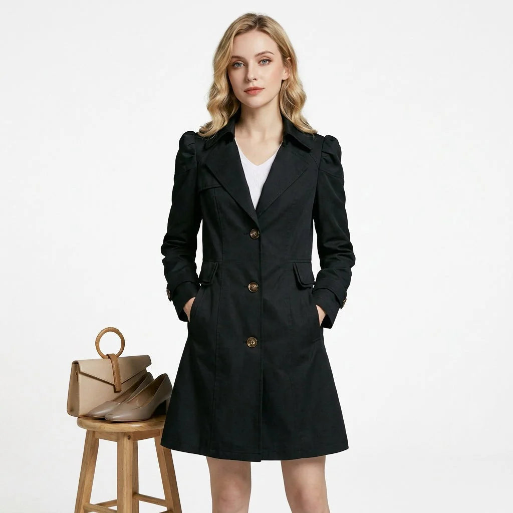 Zijaanzicht van roze dames trenchcoat met klassieke reverskraag en knoopdetails voor herfstoutfits