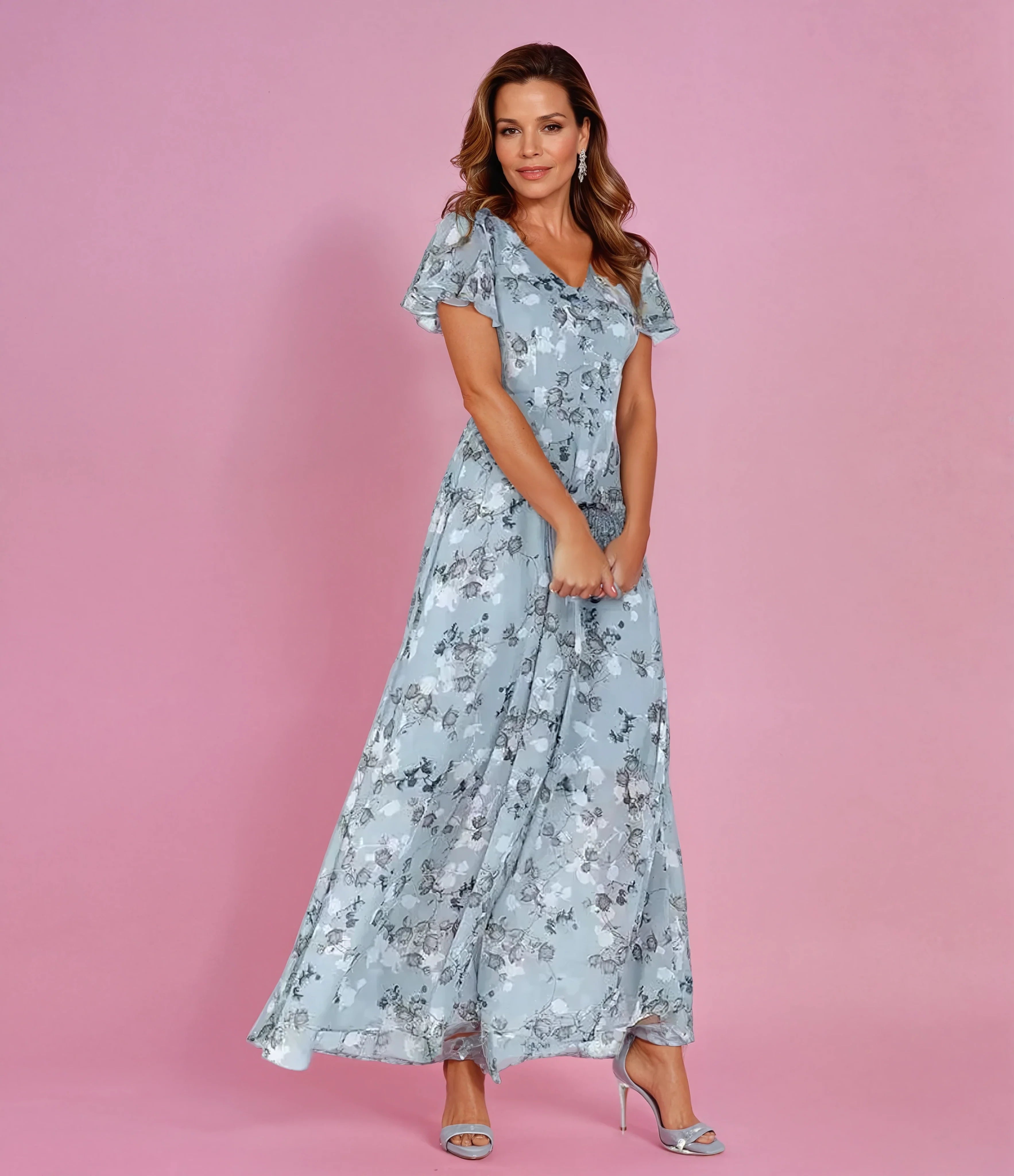 Lichtblauwe maxi jurk met bloemenprint en V-hals, vlindermouwen en vloeiende chiffon stof voor elegante gelegenheden
