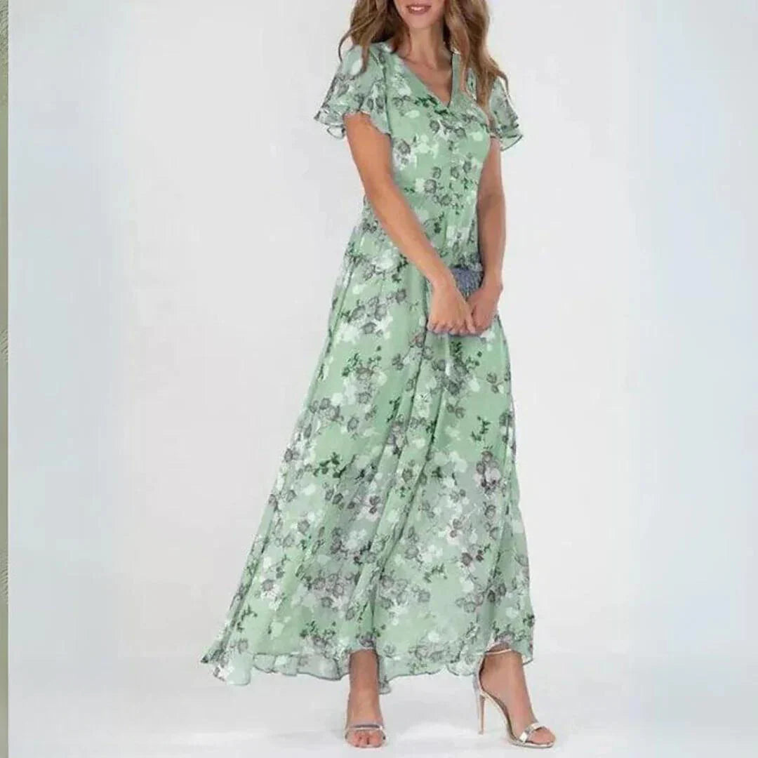 Close-up van chiffon maxi jurk met bloemenprint, vloeiende stof en romantische vlindermouwen voor bruiloften