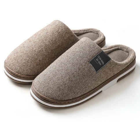 Heren pantoffels in roze en grijs op houten vloer, met slip-on ontwerp voor gemakkelijk aan- en uittrekken