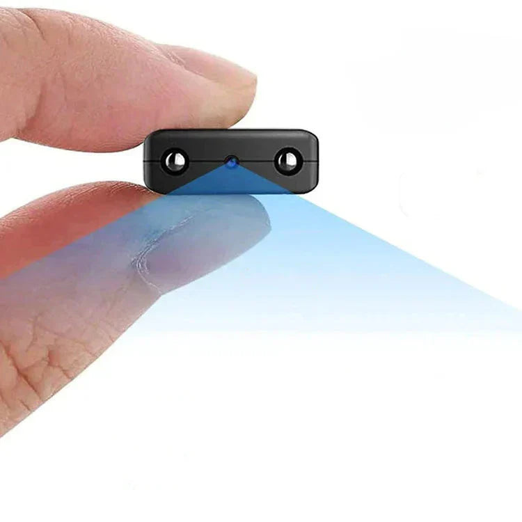 Compacte WiFi beveiligingscamera met zwarte behuizing en blauwe lens op vinger getoond