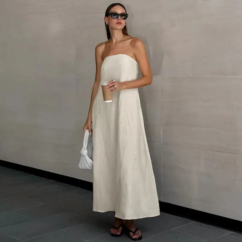 Volledige lengte weergave van witte strapless maxi jurk met elegante pasvorm