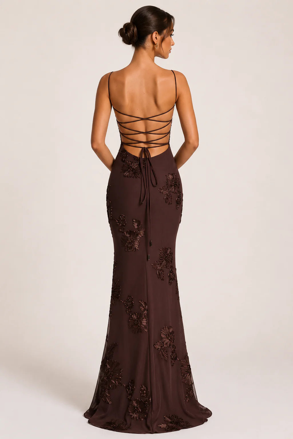 Lange mermaid jurk met corset en bloemborduursel, sweetheart halslijn en open rug voor bruiloft gast