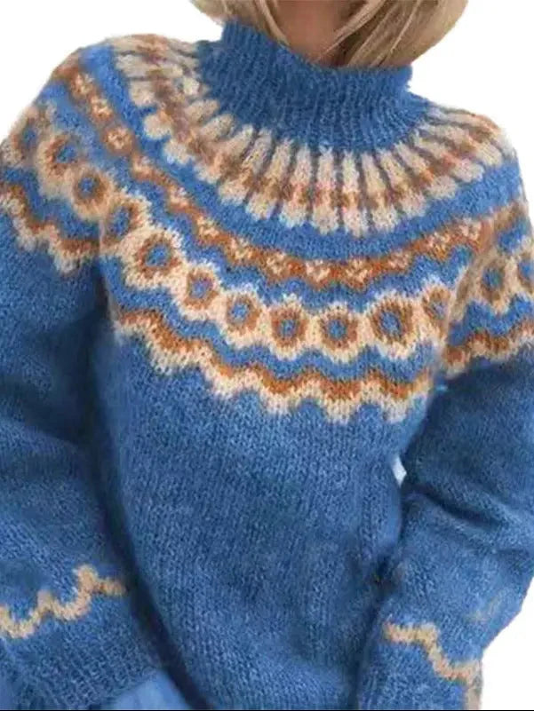 Gebreide coltrui met Scandinavisch patroon gedragen met relaxed fit, hoge kraag en warme gebreide textuur